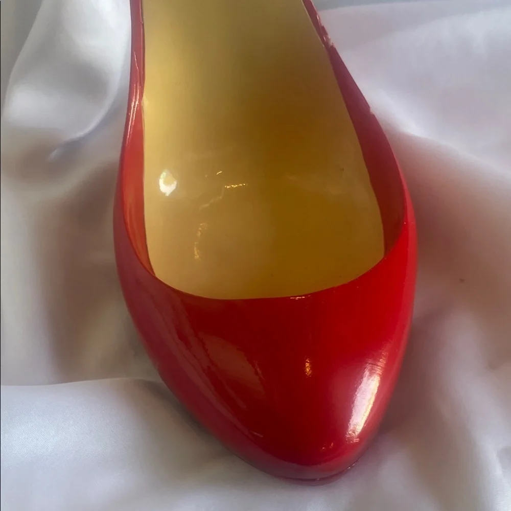 Red Bow Pointed-Toe Women's stiletto heel wine holder. Wine NOT INCLUDED LOL 😂